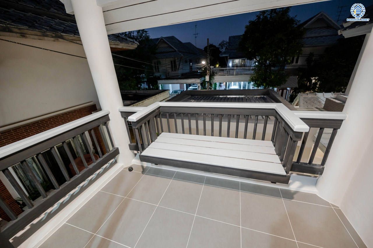 บ้านมือสองตกแต่งใหม่ โครงการ โนเบิลวานา ปิ่นเกล้า1 บ้านเดี่ยวหลังใหญ่ เนื้อที่ 65.6 ตร.ว. พื้นที่ใช้สอย 206.4 ตร.ม. ฟังก์ชัน 3 ห้องนอน 3 ห้องน้ำ 2 ห้องอเนกประสงค์  1 ห้องแม่บ้าน จอดรถได้ 2 คัน บนสุดยอดทำเลเดินทางสะดวก หน้าโครงการติดถนนใหญ่บรมราชชนนี ใกล้ทางคู่ขนานลอยฟ้าบรมราชชนนี ม.มหิดล เซ็นทรัลศาลายา และรายล้อมด้วยสิ่งอำนวยความสะดวกครบ...